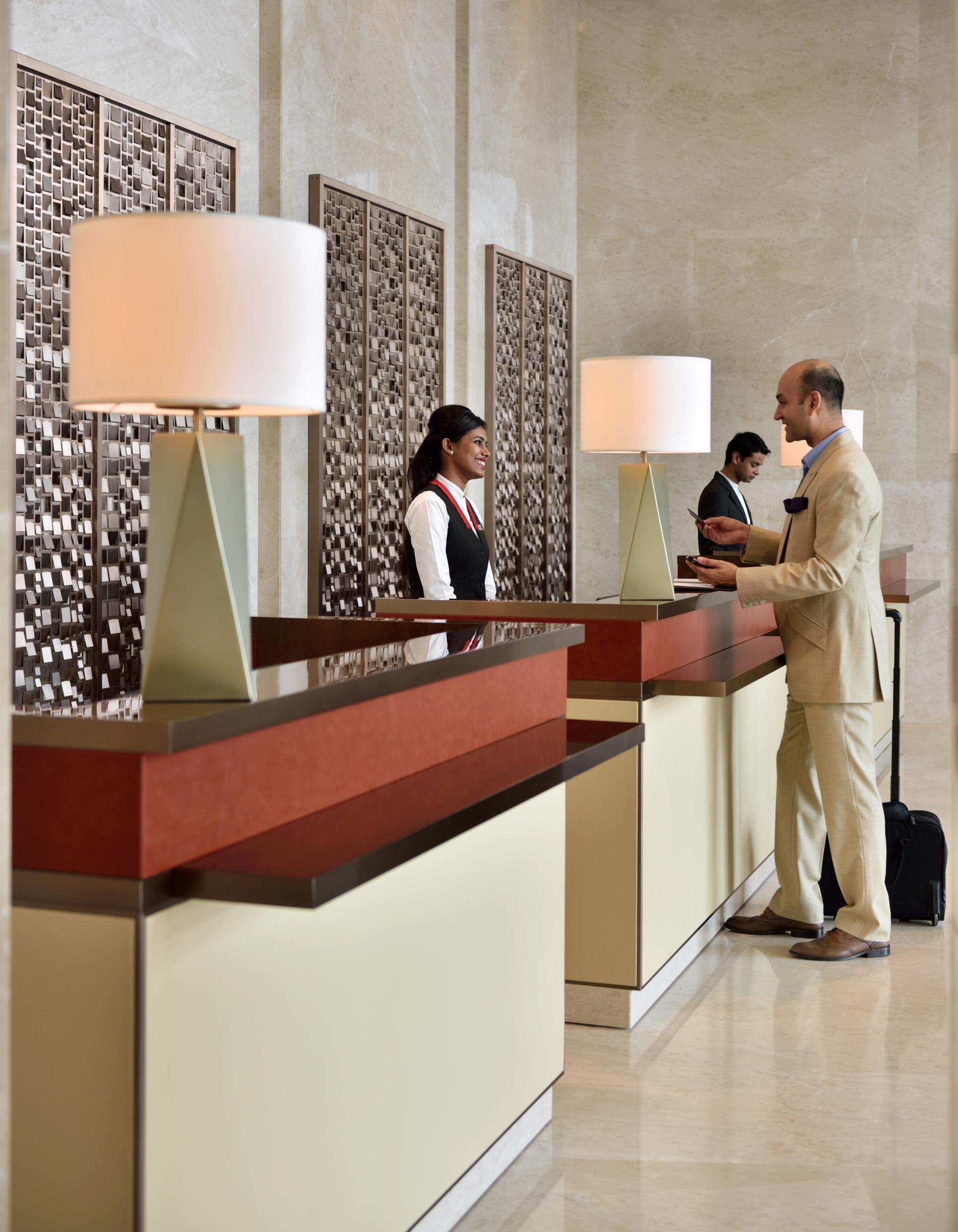 科钦万豪酒店 Kochi 外观 照片 A hotel receptionist