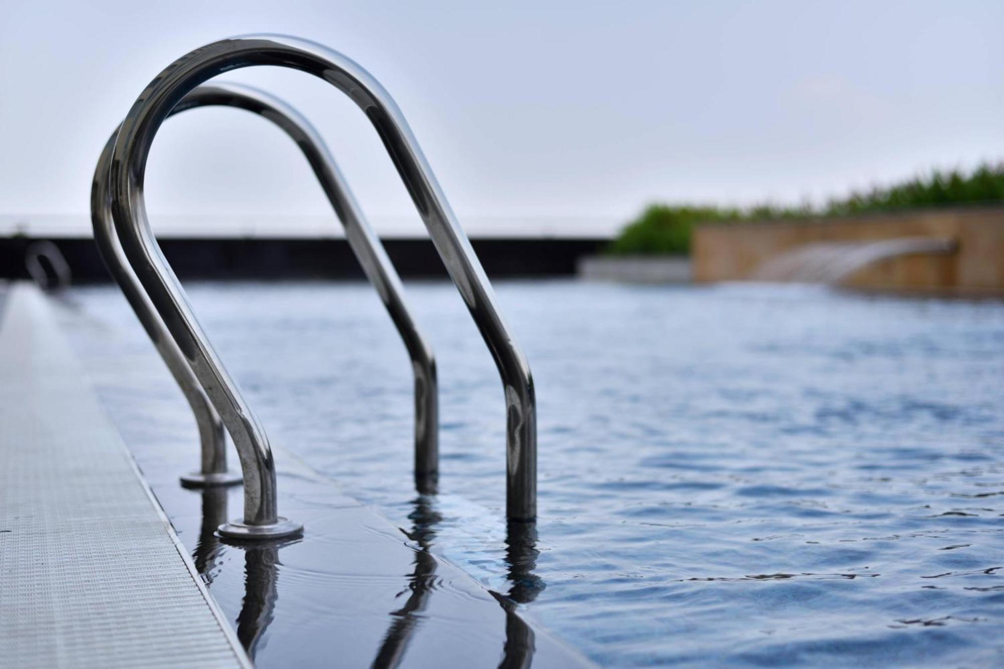 科钦万豪酒店 Kochi 外观 照片 Stainless steel pool ladder