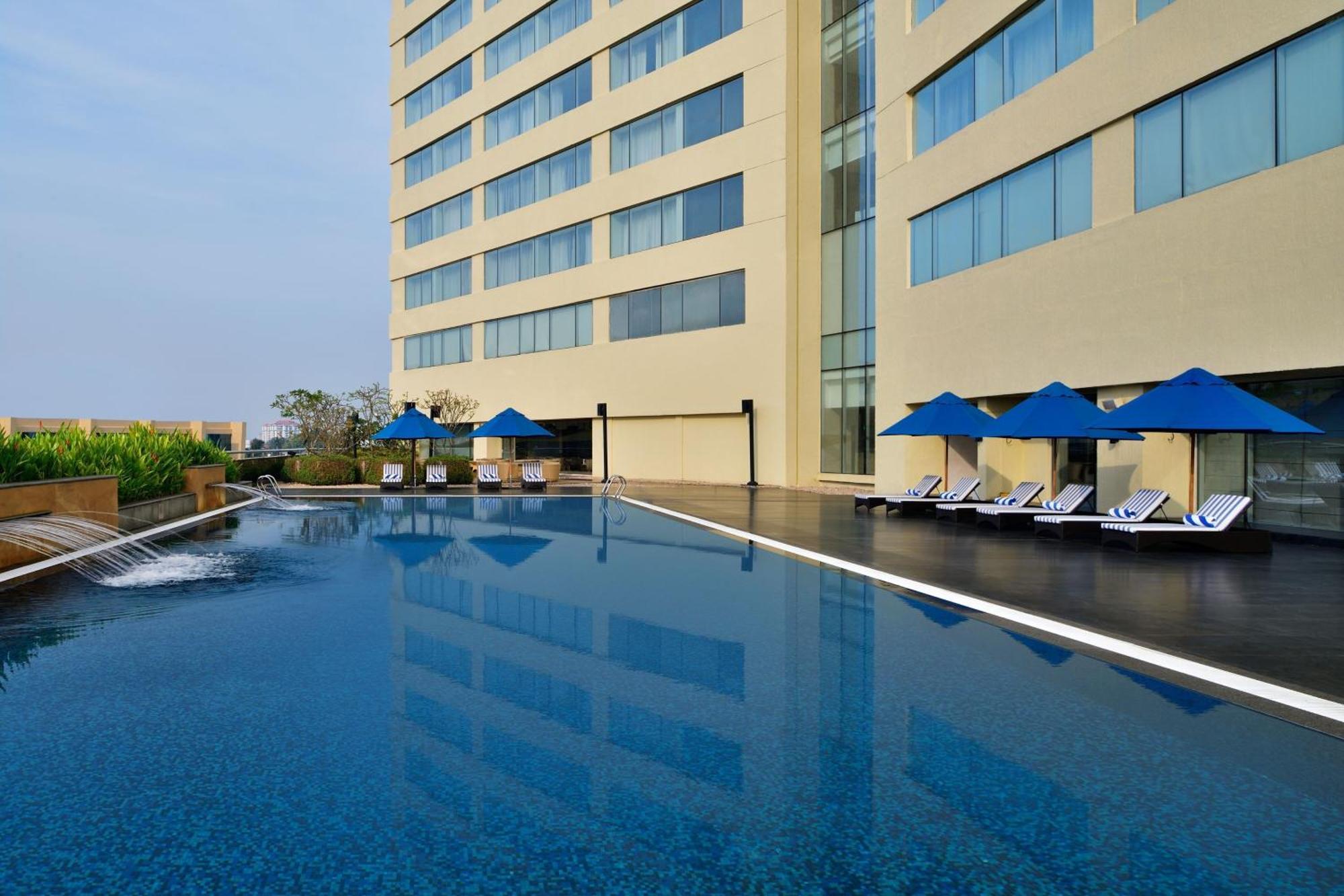 科钦万豪酒店 Kochi 外观 照片 The pool at the hotel