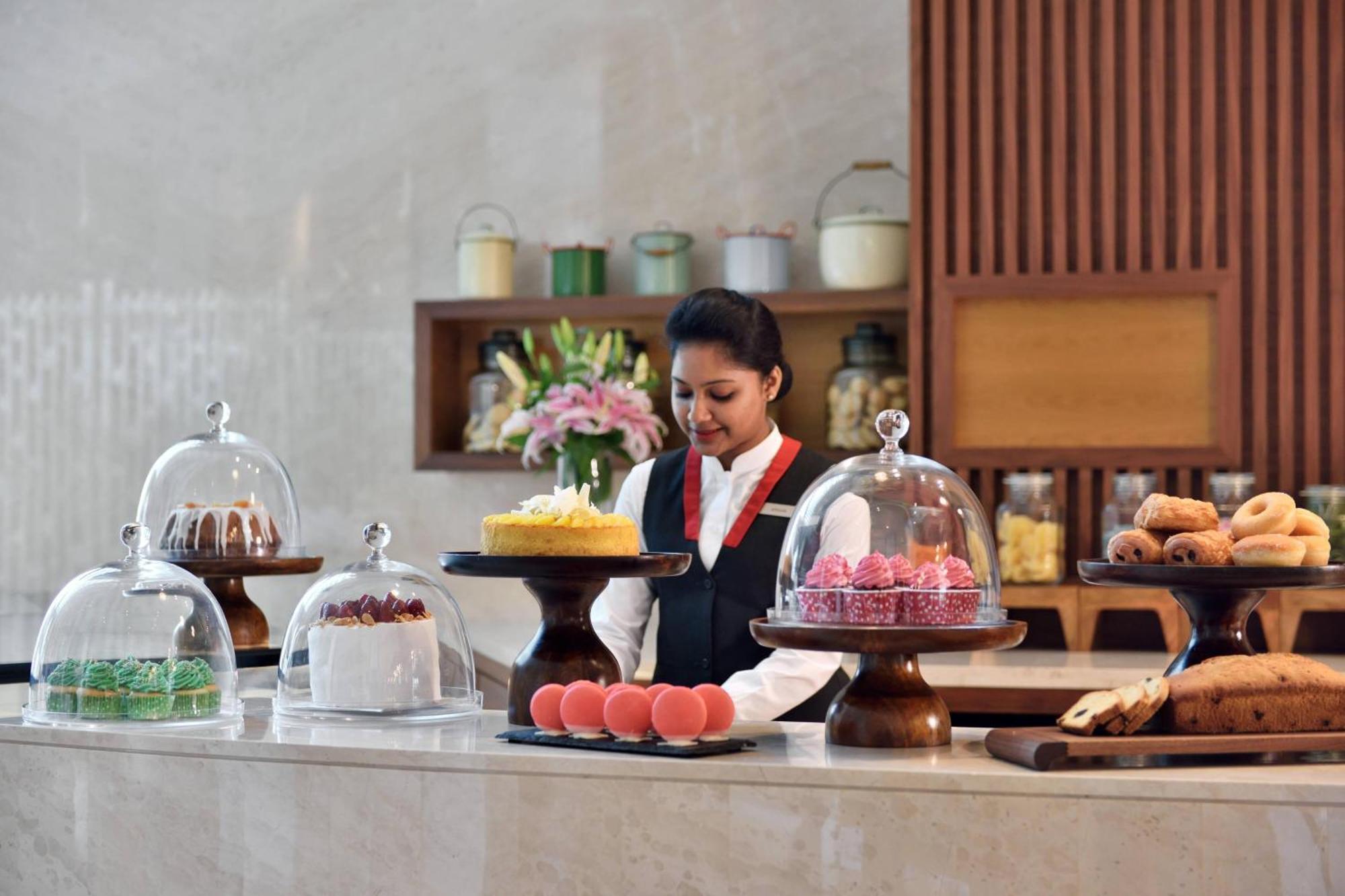 科钦万豪酒店 Kochi 外观 照片 A pastry chef at work