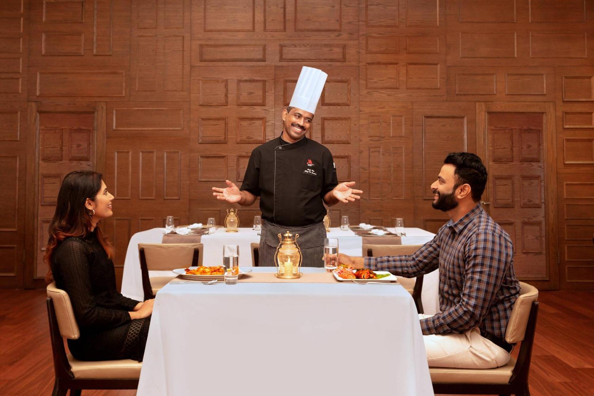 科钦万豪酒店 Kochi 外观 照片 A chef serving food to guests
