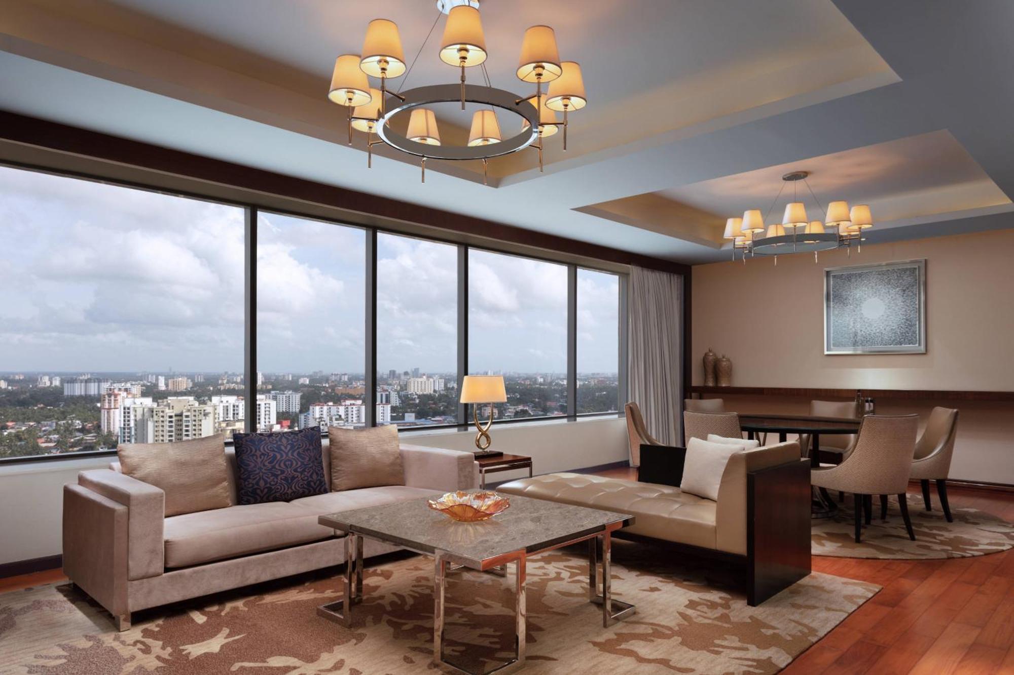科钦万豪酒店 Kochi 外观 照片 A living room in a suite at the hotel
